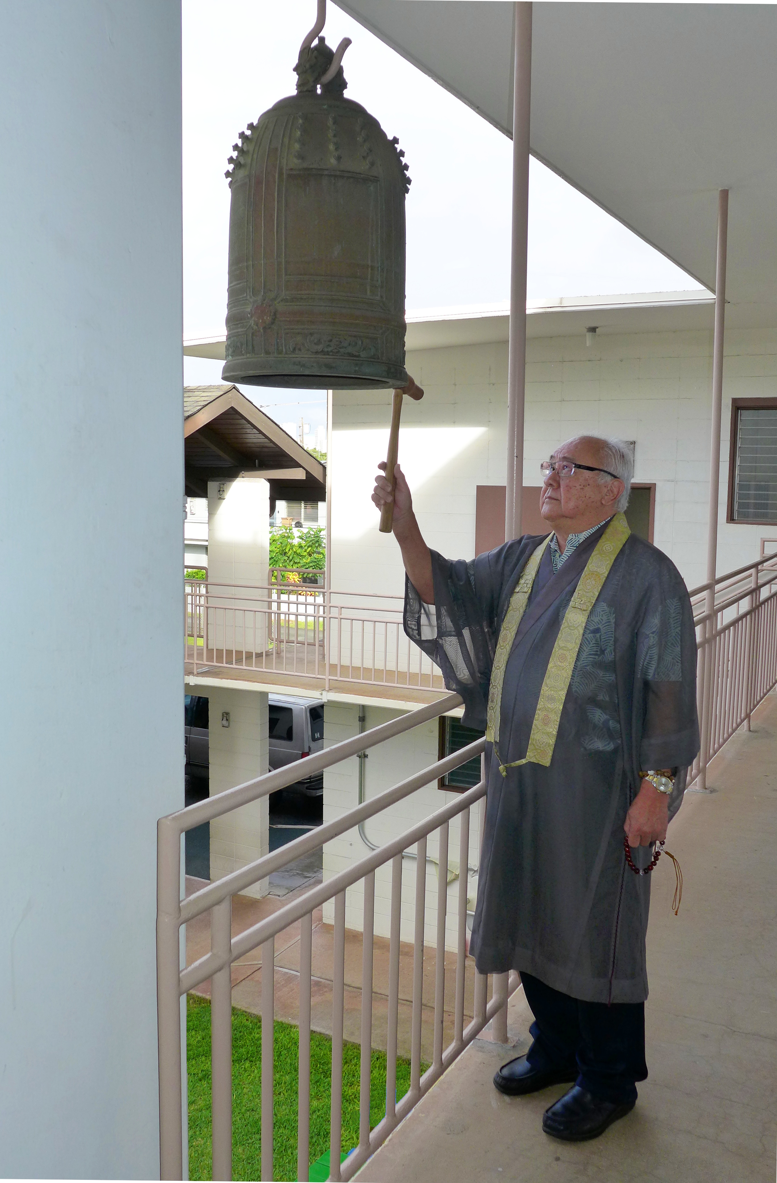 2017 11 11 Moiliili Hongwanji Konsho ringing by Rev. Bert Sumikawa 2